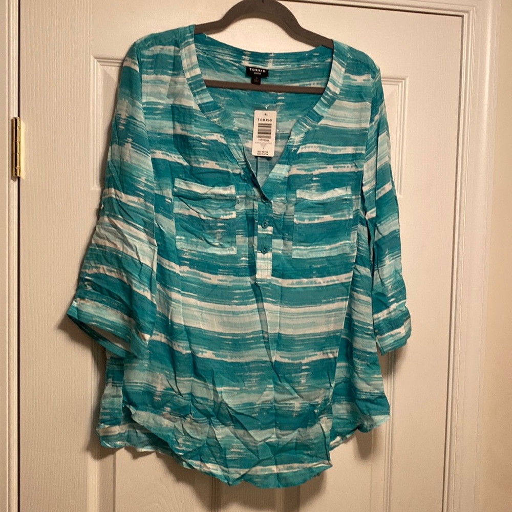Brand New Torrid Harper Teal 3/4 Length Sleeve Top…size 1
